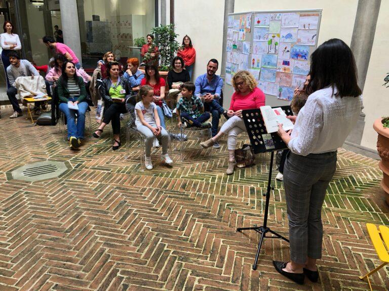 Tutti in fila per leggere a voce alta “Le Avventure di Pinocchio” e celebrare in maniera a dir poco originale e concreta i 140 anni del libro di Carlo Collodi, simbolo della letteratura italiana, più tradotto al mondo. – Inedita “Staffetta” di lettura oggi pomeriggio in Biblioteca che ha coinvolto oltre 40 volontari