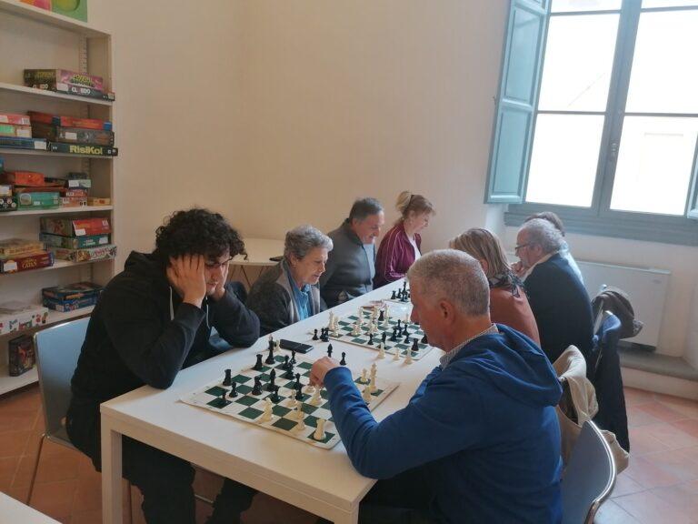 “Scacco matto” in biblioteca. Le suggestive sale di Palazzo Vitelli a San Giacomo non solo per leggere e prenotare libri ma anche per giocare a scacchi, iniziativa che sta riscuotendo grande successo