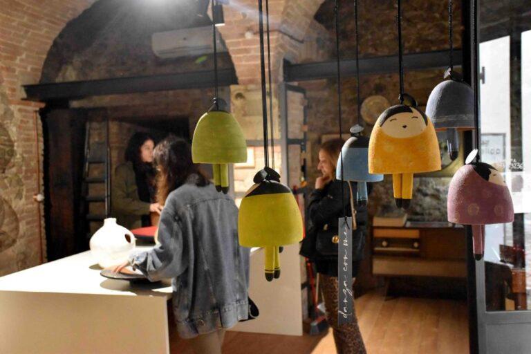 La ceramica artistica torna nelle case dei tifernati: con il fine settimana di “Buongiorno Ceramica” la città ha riscoperto la ricchezza della produzione artigianale locale e sono stati tanti gli acquisti in nome della beneficenza per le popolazioni alluvionate dell’Emilia Romagna