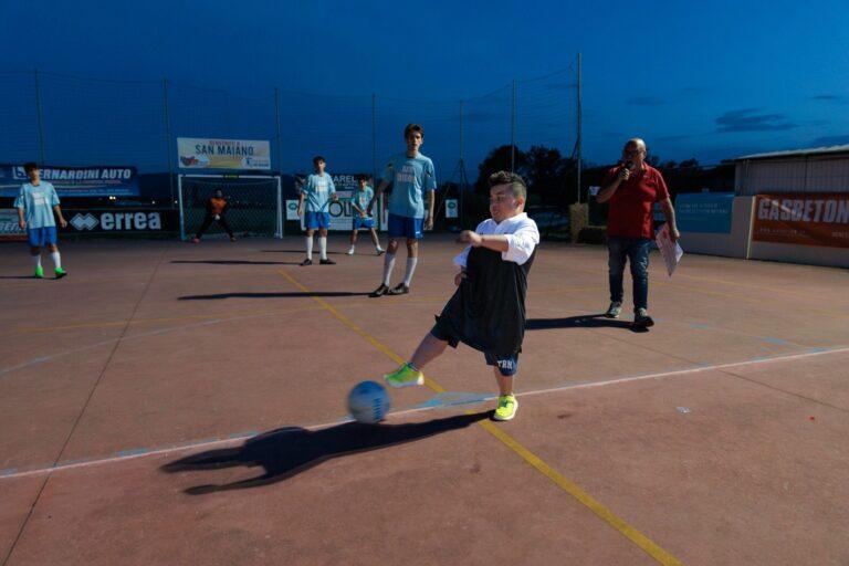 Elia, il “campione del sorriso” con la maglia della Juventus, i colori bianconeri dei beniamini Chiesa e Locatelli, in campo per giocare assieme alla famiglia e tanti che gli vogliono bene la partita della vita
