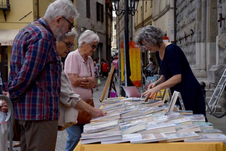 Biblioteca in “piazza”: una postazione piena di libri fra le bancarelle del mercato nel centro storico della città