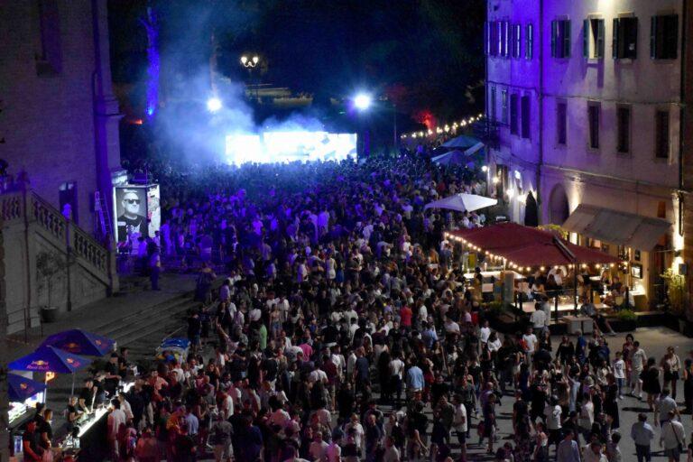 Dj Ralf fa pulsare il centro storico di Città di Castello: oltre 7.000 persone ieri sera nelle vie e nelle piazze del cuore della città per l’esibizione del popolare artista perugino e per lo shopping sotto le stelle con dieci postazioni di deejay