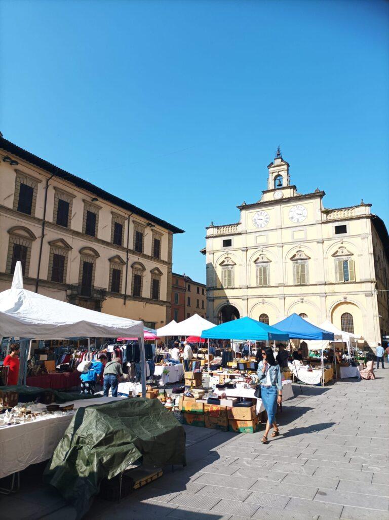 Domenica da “tutto esaurito” in città grazie a Retrò, “Trestina in fiera” che hanno richiamato tanta gente e turisti: oltre 200 gli espositori fra Viale Parini ed il centro storico che ha ospitato anche la rassegna del Rione Mattonata
