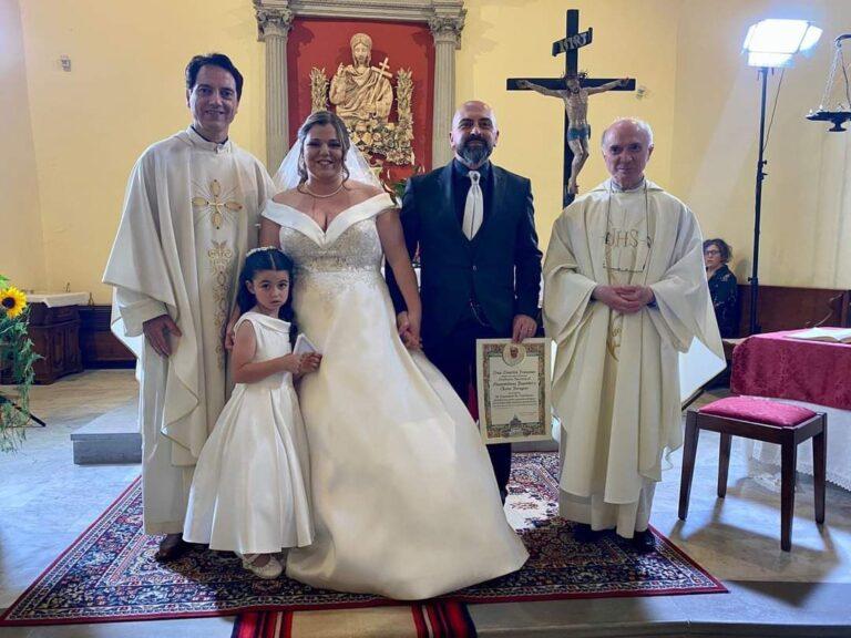 La bella storia di Gloria e Massimiliano, una vita insieme, un lavoro in ospedale, l’attività e il tempo libero alla pro loco e alla fine la promessa di amore davanti all’altare