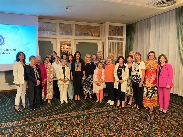 “Passaggio del Collare” all’Inner Wheel Club di Sansepolcro. Teresa La Monica Rotilio passa il testimone a Donatella Franca Vaccarecci Guerrieri