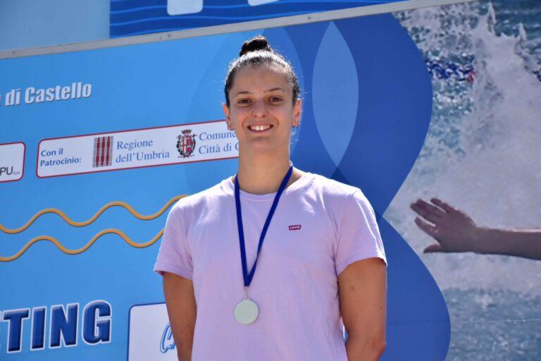 Spettacolo in acqua e grandi emozioni a bordo vasca al XXVI Meeting Tifernum Tiberinum: Costanza Cocconcelli brilla con la seconda prestazione dell’anno nei 100 delfino