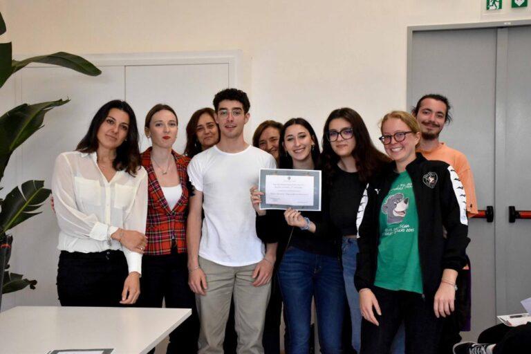 Consegnati i 50 attestati agli studenti del progetto Videor ut Video e alle scuole della prima rassegna Scuole a teatro. Botteghi e Guerri: “progetti innovativi per far crescere la cultura del teatro”