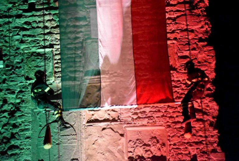 Una bandiera lunga trenta metri giù dalla sommità della torre civica grazie alle evoluzioni dei vigili del fuoco: uno spettacolo che si ripete da 20 anni in piazza Gabriotti per celebrare il 2 Giugno, Festa della Repubblica – I fuochi d’artificio ed il brindisi finali hanno concluso una serata da incorniciare
