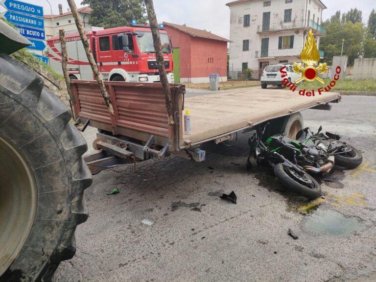 Incidente stradale tra moto e trattore, sul posto Vigili del Fuoco, Carabinieri e 118