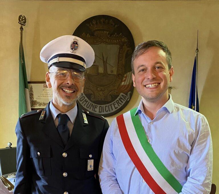 Il benvenuto dell’amministrazione nel suo primo di giorno di lavoro al nuovo ufficiale sottotenente della Polizia Locale il dott. Marco Pierini