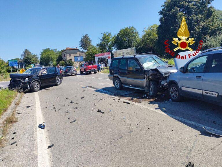 Incidente svincolo E45, coinvolte 5 persone, necessario l’intervento di Vigili del Fuoco, 118 e Polizia di Stato