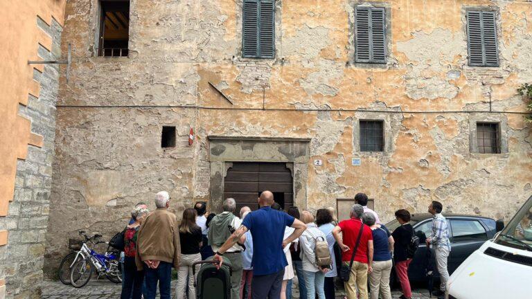 Tante le persone ieri pomeriggio alla passeggiata per scoprire la città nel Quattrocento, organizzata dalla Biblioteca comunale