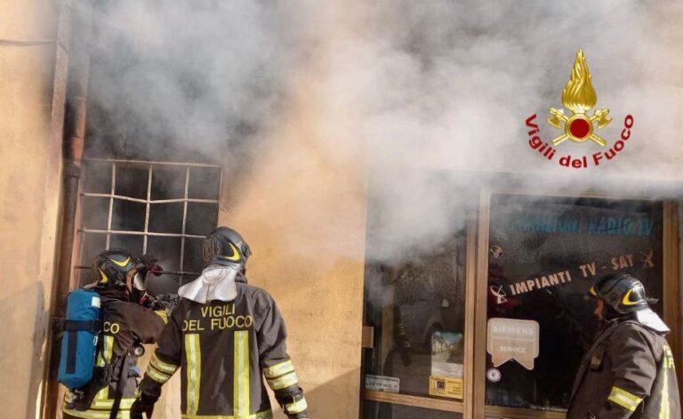 Incendio in un negozio di elettrodomestici del centro, necessario l’intervento dei Vigili del Fuoco
