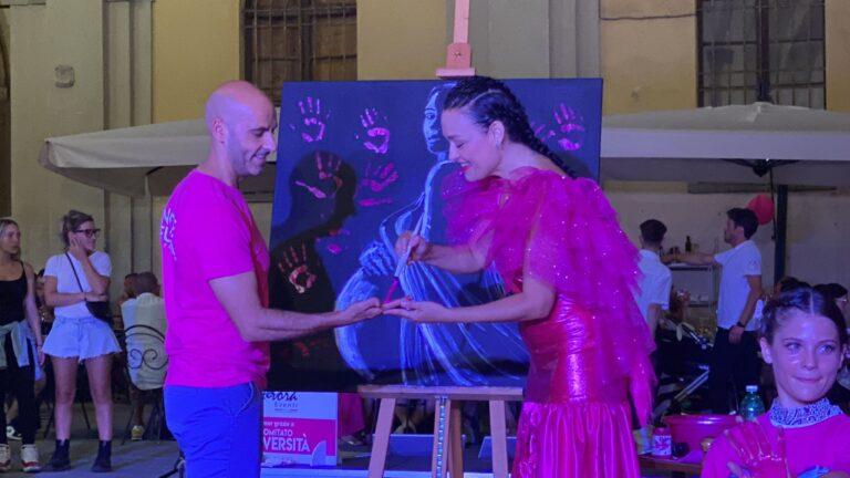 Anche il Sindaco Luca Secondi lascia la sua impronta fucsia nella live painting ” Respect” di Moira Lena Tassi