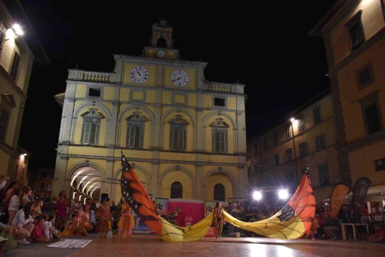 Sabato 15 luglio a Città di Castello torna la Notte Fucsia: dalle ore 18.30 spettacoli, musica, shopping e iniziative a tema in tutto il centro storico per vivere la città e la sua energia con oltre 30 attrazioni
