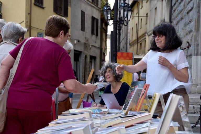 Tornano i libri al mercato cittadino: sabato 29 luglio sarà possibile consultare e prendere in prestito i volumi che la Biblioteca Carducci esporrà in piazza Gabriotti dalle ore 9.00 alle ore 13.00. comunità”