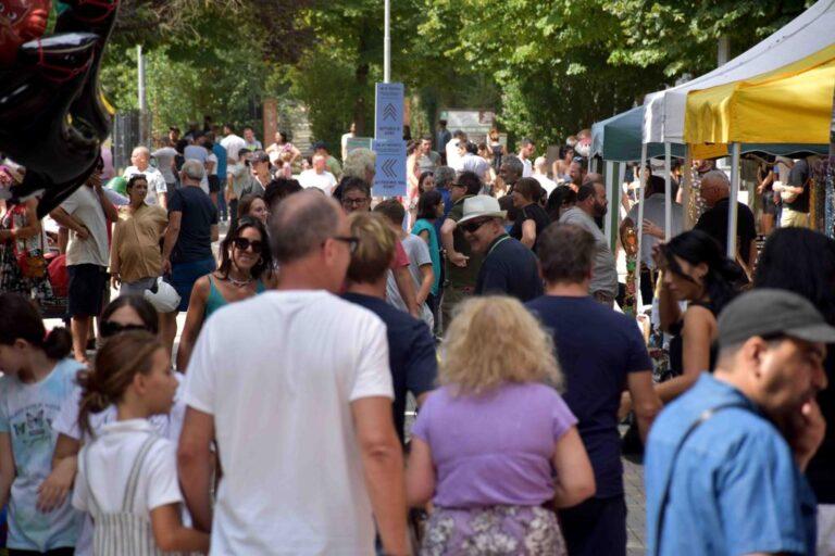 Tante persone in un centro storico vivo e ricco di attrazioni nel fine settimana vissuto tra Giornate dell’Artigianato Storico, Fiera di San Bartolomeo e Finger Food Festival
