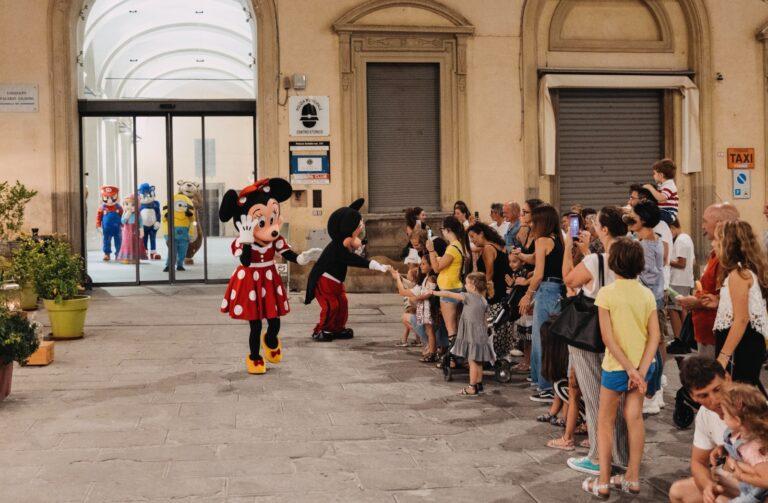 Il centro storico fa il pieno di pubblico con la parata Cartoon