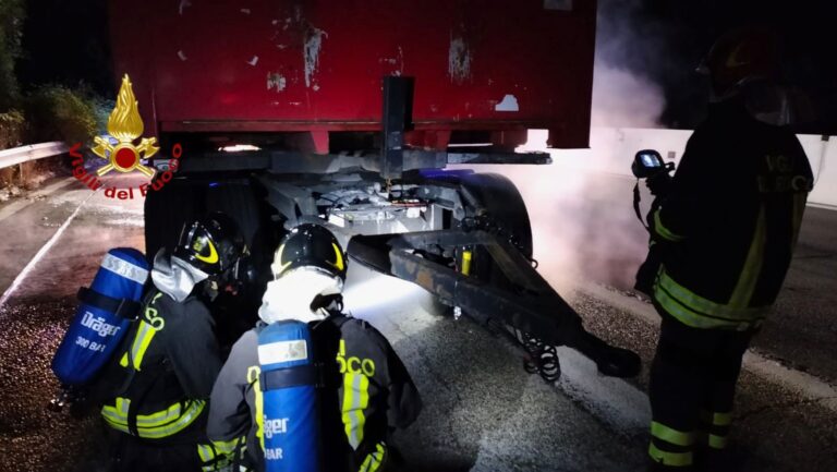 E45: Avaria all’impianto frenante di un rimorchio, necessario l’intervento dei Vigili del Fuoco