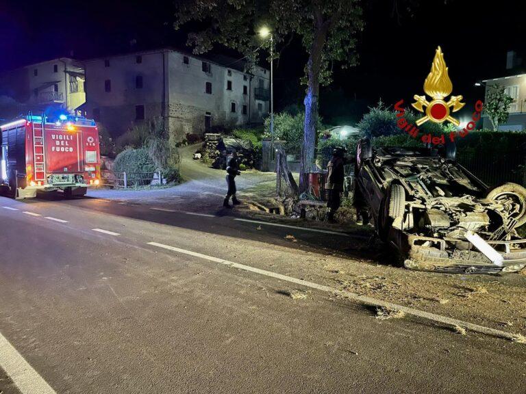 Auto si ribalta nella notte a Morra, necessario l’intervento dei Vigili del Fuoco e del 118