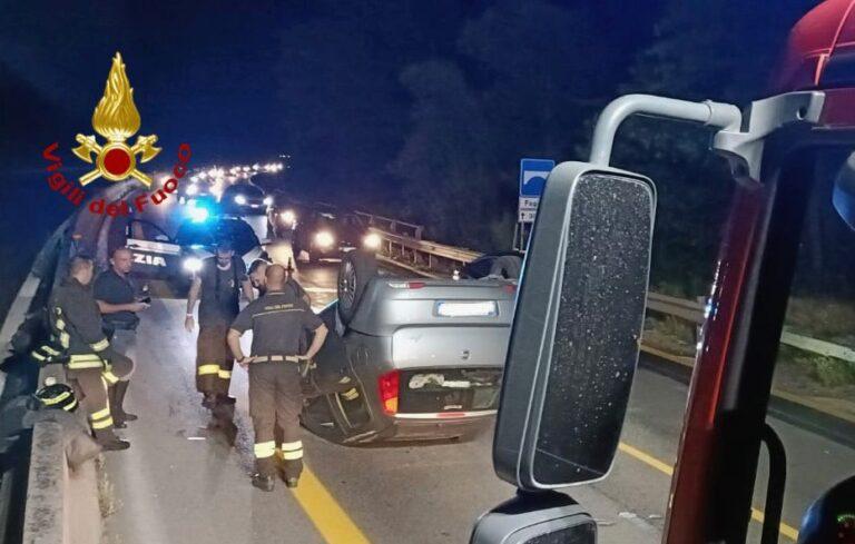 Auto si ribalta sulla E45, sul posto Vigili del Fuoco, Polizia e 118