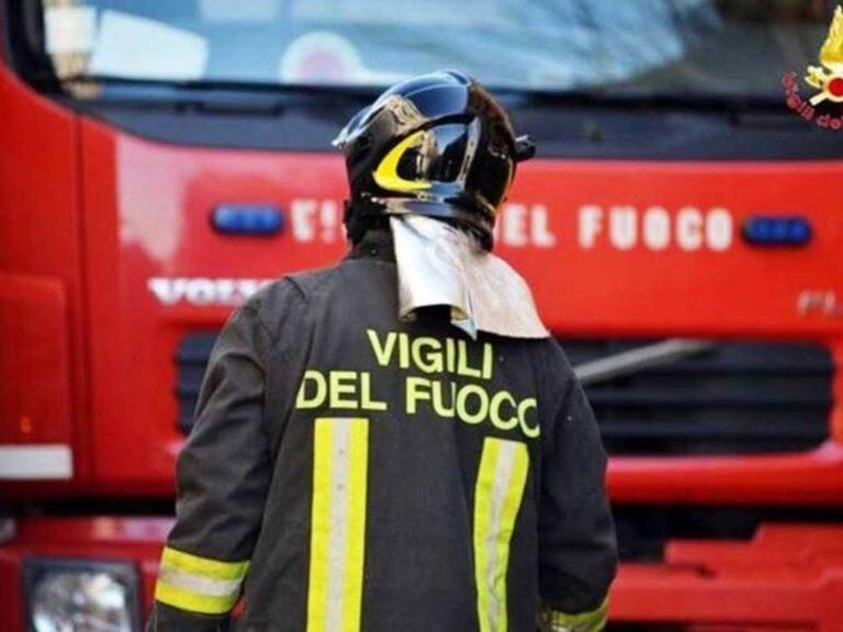 Bambino di 17 mesi rimane accidentalmente chiuso in auto, necessario l’intervento dei Vigili del Fuoco