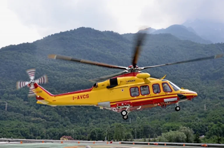 27nne perde controllo della moto e fuoriesce dalla sede stradale, necessario l’intervento dell’elisoccorso