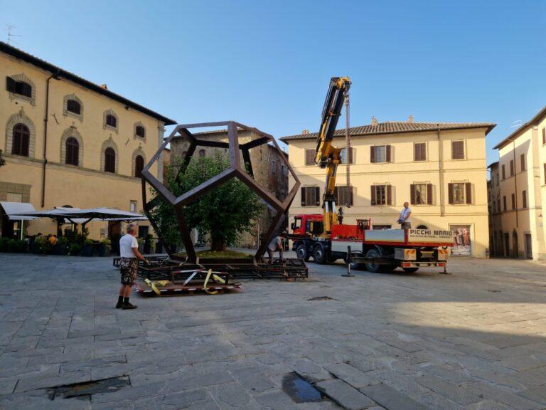 Verso le feste del Palio, il dodecaedro cambia piazza