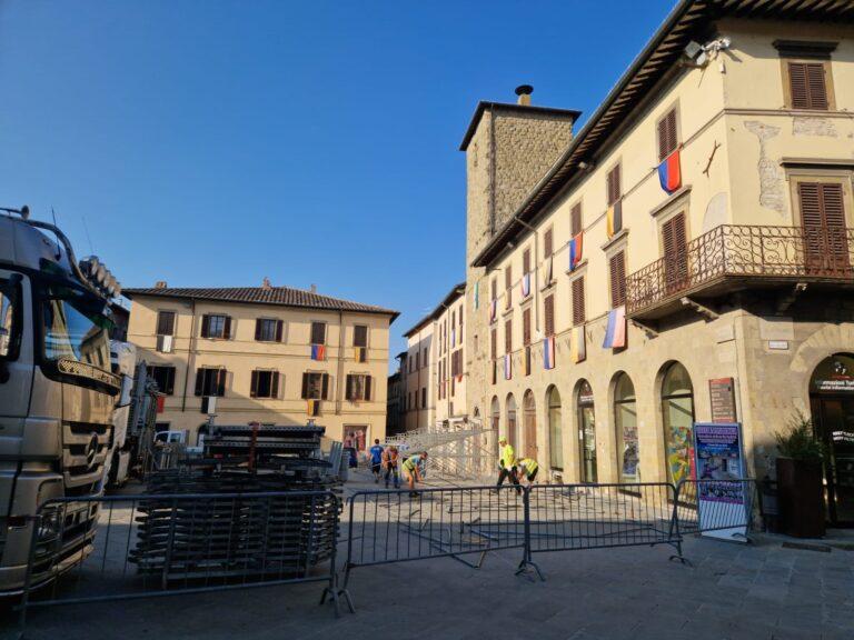 Feste del Palio, montaggio delle tribune in piazza