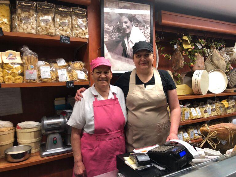 Vigilia di ferragosto di lavoro, come sempre da 63 anni, per Fiorella Flavi, 81 anni, “Denise”, la regina indiscussa del mercato coperto