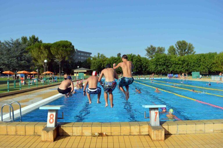 Ferragosto alla piscina comunale di Città di Castello con l’orario prolungato 9.00-20.00