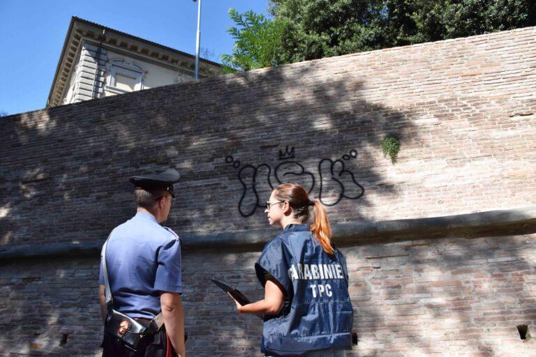 Sopralluogo dei Carabinieri del Nucleo Tutela Patrimonio Culturale di Perugia sulle mura urbiche deturpate dai vandali a seguito della denuncia sporta dal Comune: avviate le indagini