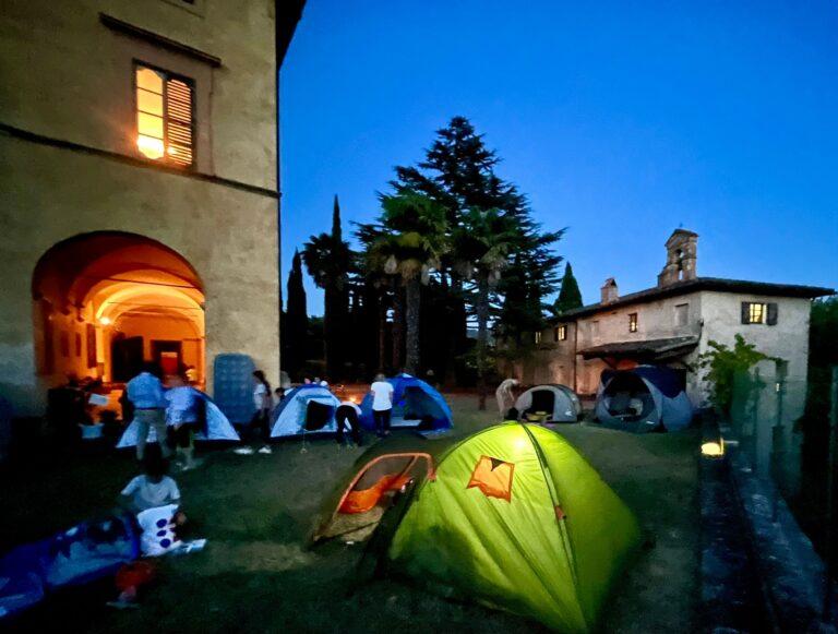 In tenda sotto le stelle aspettando ferragosto. Oltre 40 persone con “canadesi” al seguito hanno partecipato ieri sera all’originale iniziativa “A rimirar le stelle”