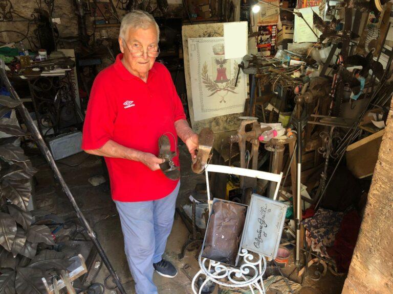 La bella storia di Gabrio Grilli, il “maestro” del ferro battuto che forgia i metalli e riesce quasi d’incanto a trasformarli, in autentiche opere d’arte