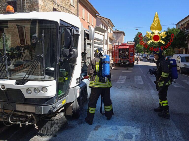Incendio di una spazzatrice stradale in via Aldo Bologni, necessario l’intervento dei Vigili del fuoco
