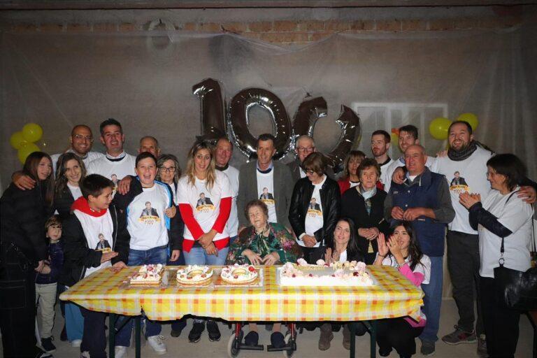 Nonna da primato: compie cento anni e guida una famiglia “extra-large”, con sette figli, undici nipoti e dieci pronipoti. Compleanno speciale per Annunziata “Nunzia” Giambi che ieri ha soffiato sulla torta con sopra cento candeline