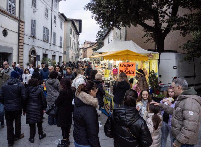 Fere di San Florido e Retrò: pieno di visitatori e turisti per un’accoppiata dello shopping nel centro storico che ha messo tutti d’accordo, espositori compresi