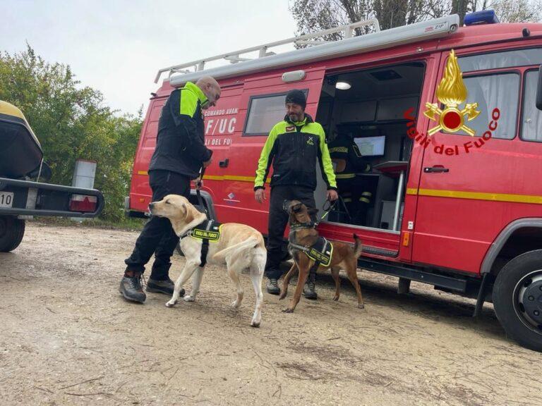 Scomparsa donna di 62 anni ad Umbertide, Vigili del fuoco tifernati impegnati ad ispezionare il fiume Tevere