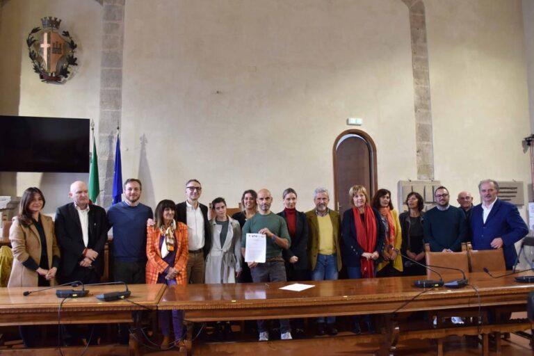 Città di Castello, firmato stamattina il primo protocollo di intesa in Italia per favorire l’inserimento occupazionale di chi subisce maltrattamenti e abusi