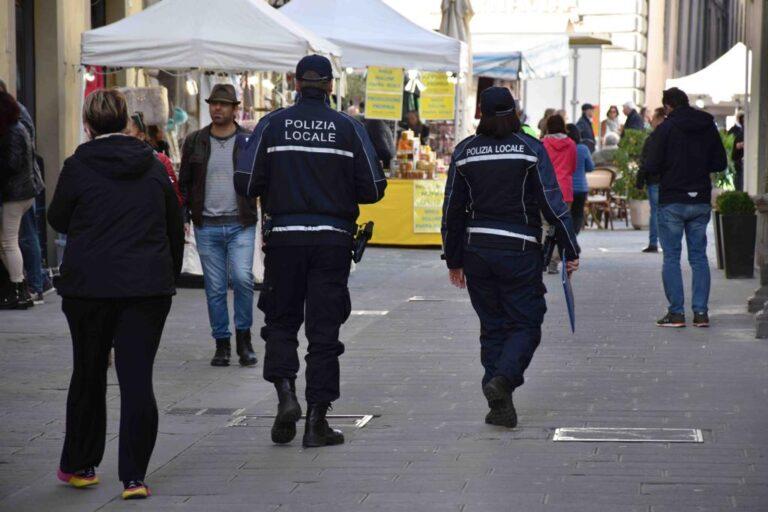 Il sole bacia le fiere di San Florido: domani il centro storico si trasformerà in un’isola dello shopping con 240 banchi degli ambulanti, oltre 100 espositori per Retrò e i negozi aperti