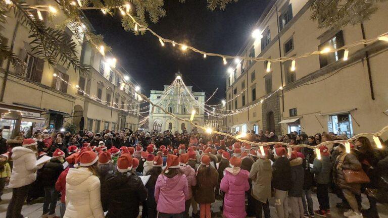 In piazza Matteotti, l’esibizione del coro di voci bianche della primaria di Lerchi e del quartiere La Tina
