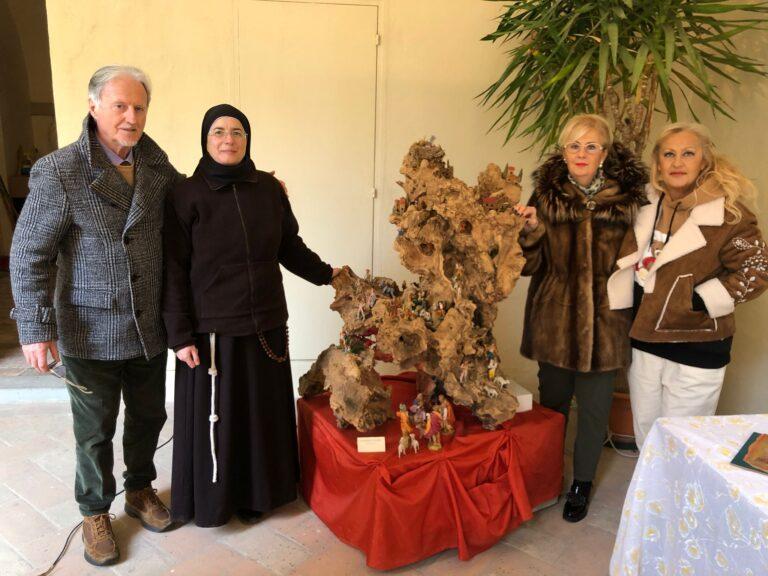 Presepe in radice di ulivo scolpito a mano e cesellato nei  realizzato dal compianto “maestro” Cesare Gaggioli, donato dalle figlie Sandra ed Emanuela, alle sorelle Cappuccine del Monastero di Clausura di Santa Veronica