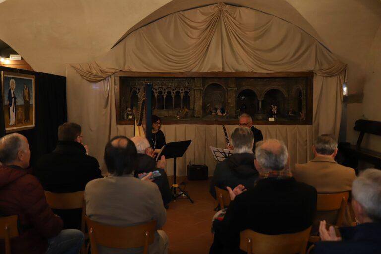 Presepi e musica: il concerto di Natale del maestro Fabio Battistelli, clarinetto e Mohan Testi all’ arpa davanti alle natività realizzate dai maestri presepisti di tutta Italia – Visita del Vescovo Luciano Paolucci Bedini