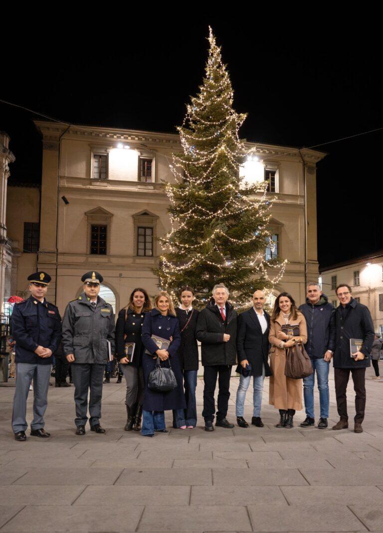 Acceso l’albero di Natale e le Luminarie nel centro storico