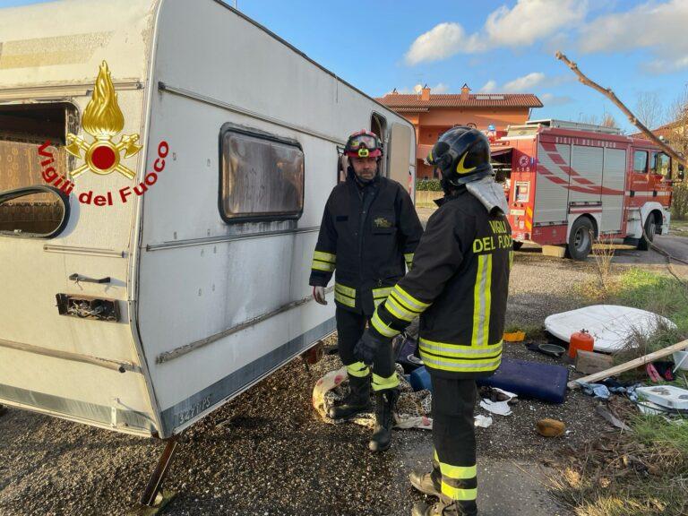 Incendio roulotte parcheggio via collodi, necessario l’intervento dei Vigili del Fuoco