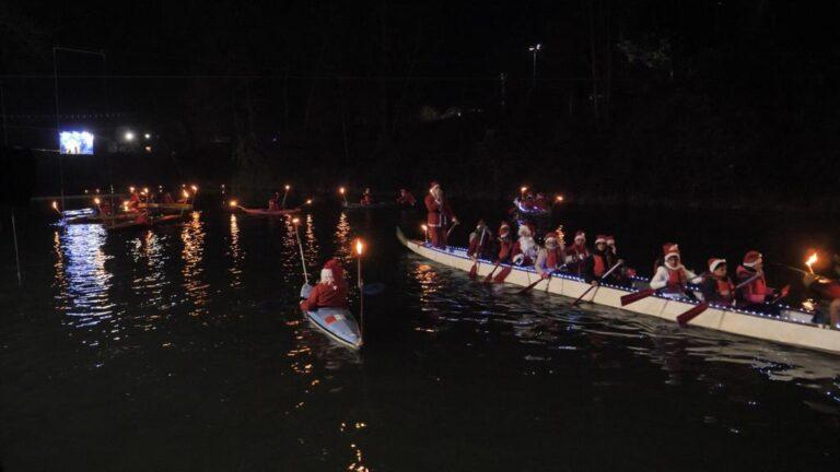La magia dei babbo natale in canoa: evento suggestivo ed unico in Italia che puntuale si è ripetuto da 43 anni sulle acque del fiume tevere fra un bagno di folla senza precedenti