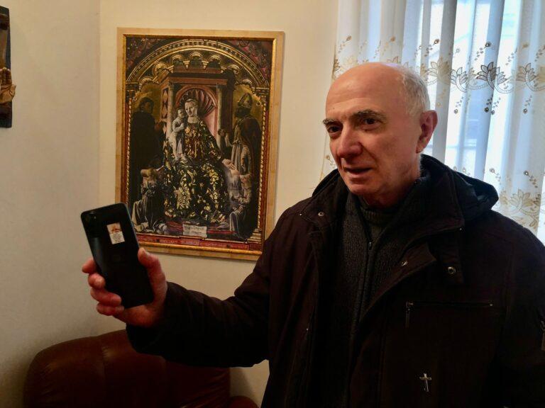 Benedetti telefonini: un adesivo con l’immagine del santo protettore ed un messaggio-preghiera da portare sempre dietro con sé a portata di smartphone