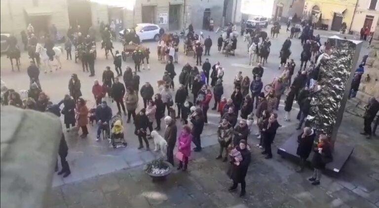 Città di Castello: L’arca di Noe’ in piazza. tante persone con animali al seguito alla manifestazione “Benedizione per Sant’Antonio Abate