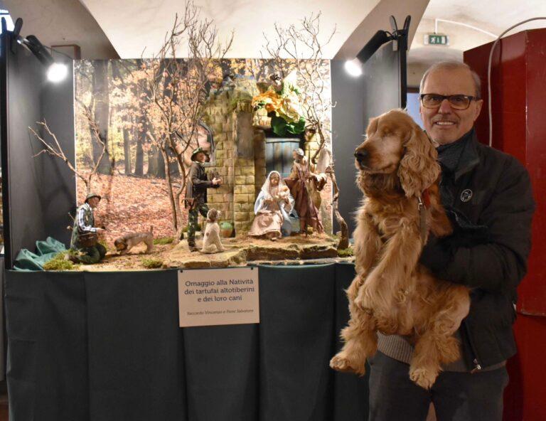 La bella storia del cane cieco davanti al presepe dei “tartufai” che racconta la sua storia