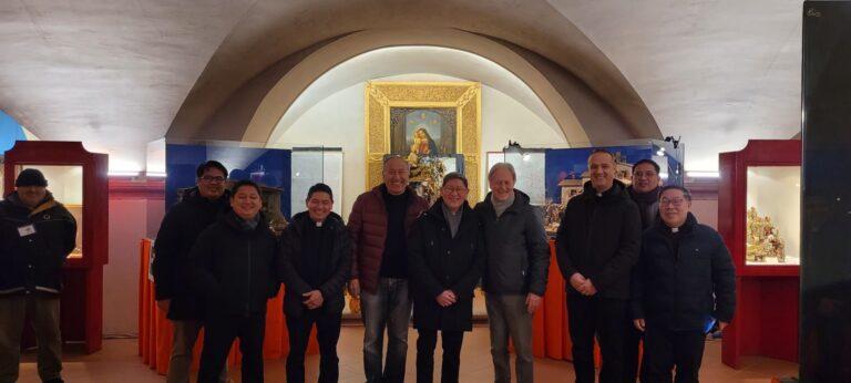 La prima copia del catalogo della Mostra Internazionale di Arte Presepiale a Papa Francesco. La consegnerà al Santo Padre il cardinale Luis Antonio Gokim